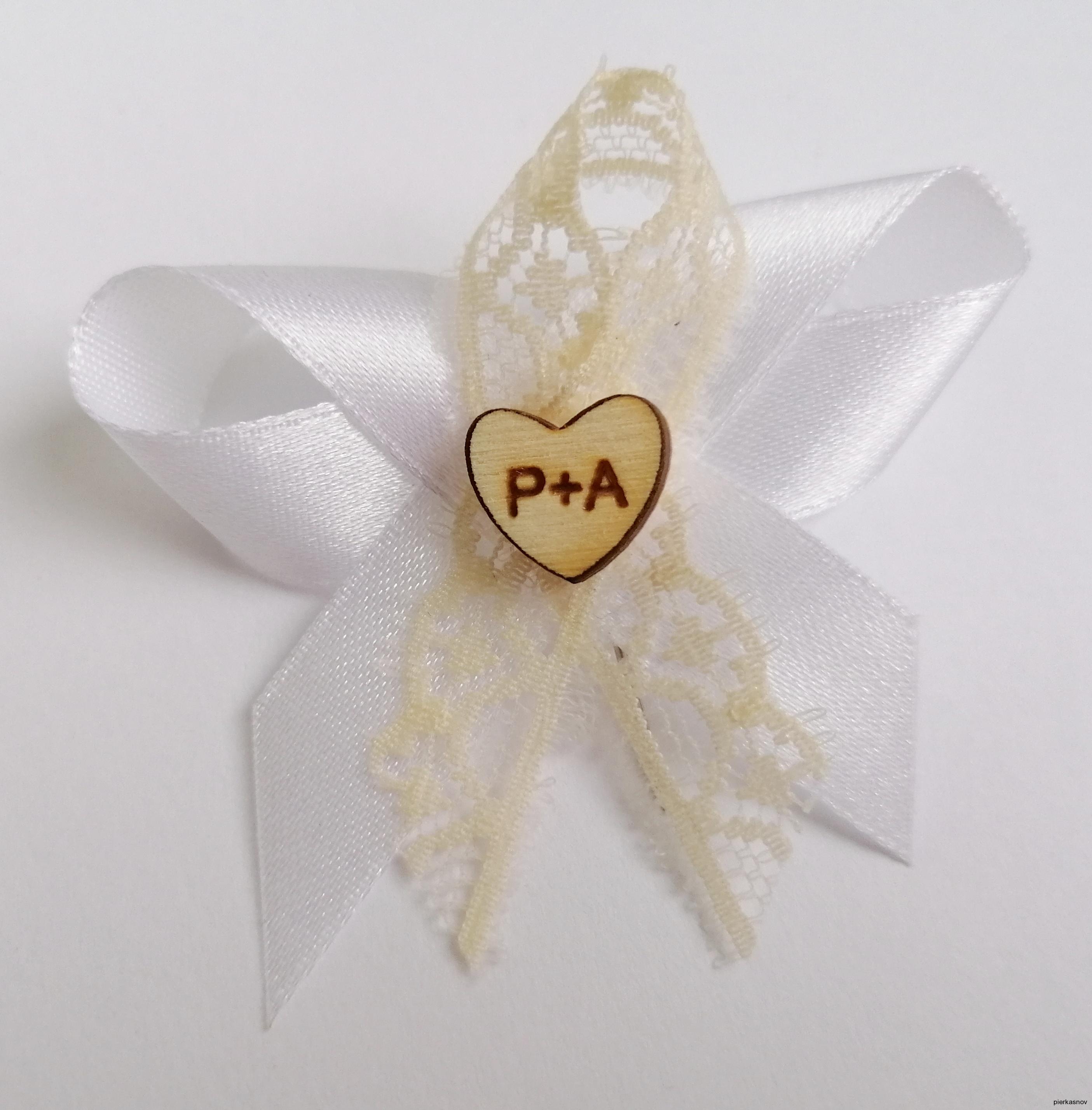 svadobné pierko - bielo s krémovou čipkou, srdiečko s iniciálmi