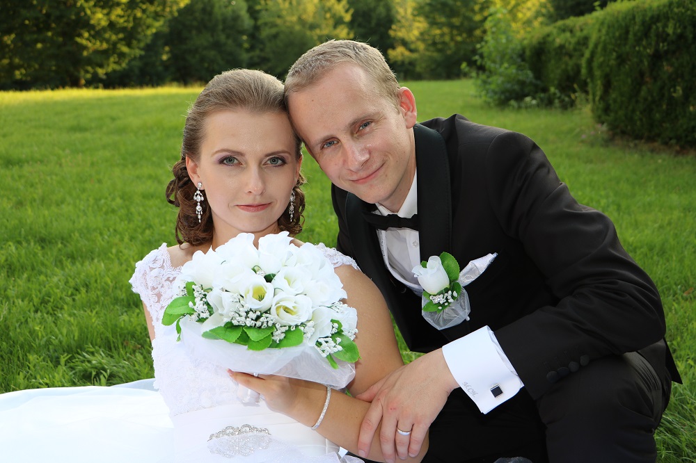 Svadobná kytica biele ruže  a pierko pre ženícha 