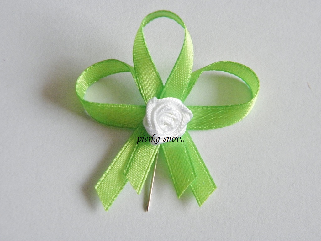 svadobné pierko zelené 2  s bielou ružičkou VZOR 3