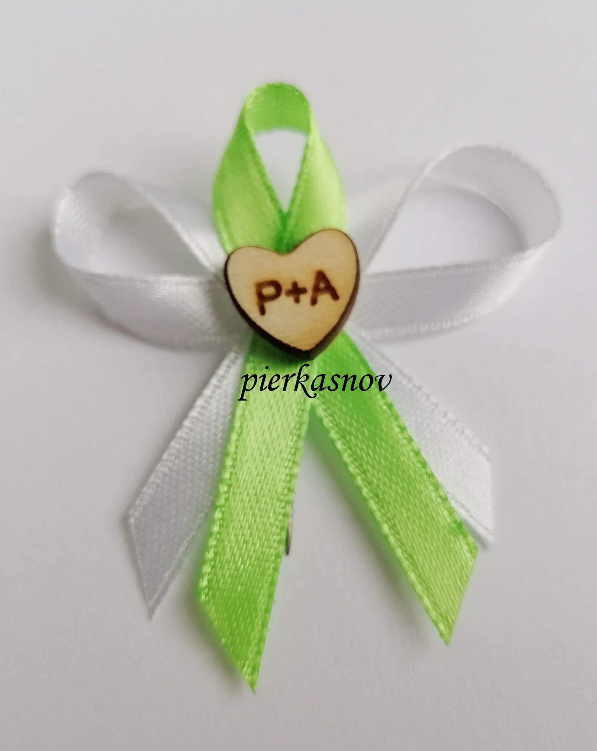 svadobné pierko - bielo zelené s dreveným srdiečkom - s iniciálmi - VZOR 1