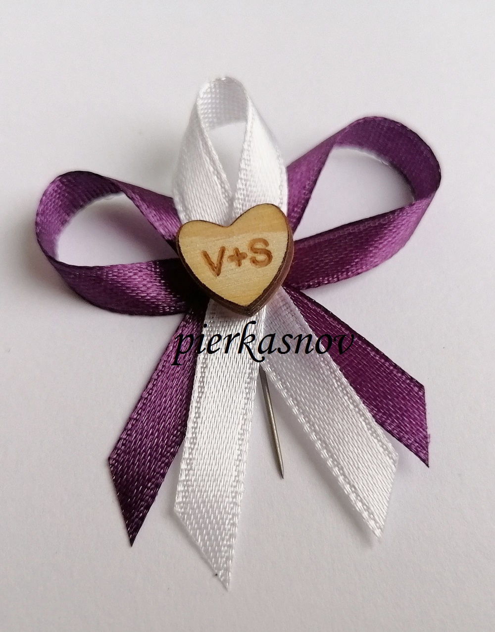 svadobné pierko fialovo biele s dreveným srdiečkom - s iniciálmi - VZOR 2