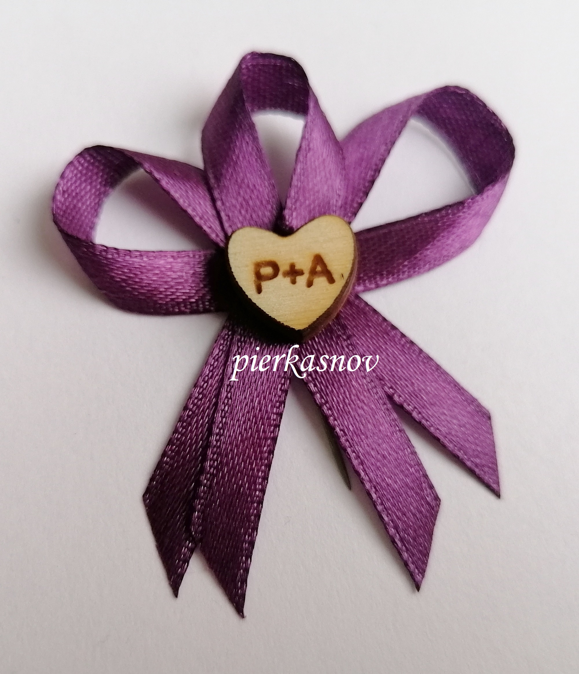 svadobné pierko fialové s dreveným srdiečkom - s iniciálmi - VZOR 3