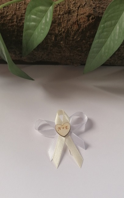 svadobné pierko bielo krémové s iniciálmi
