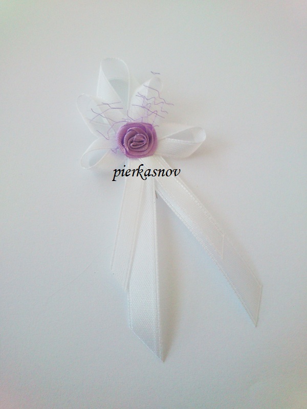 Svadobné pieko stredné - bielo - fialové s fialovou ružičkou
