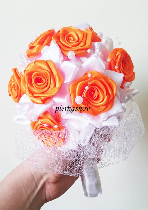 Kytica bielo - oranžová s ružičkami