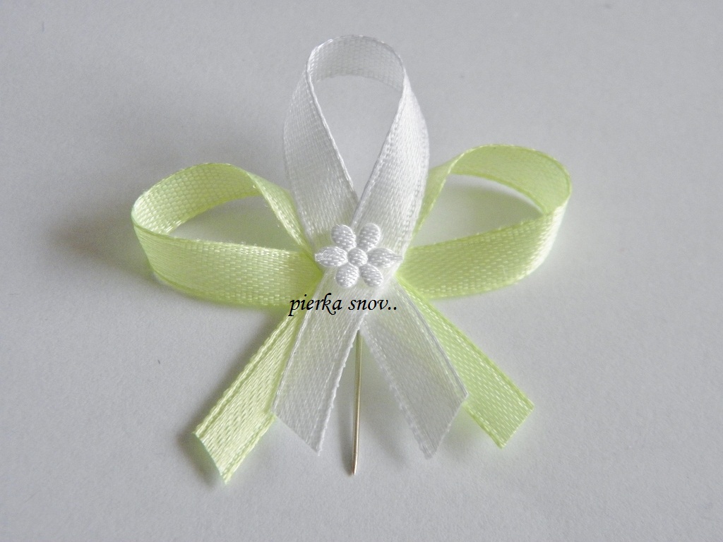 svadobné pierko svetlo zelené s bielym kvietkom VZOR 2
