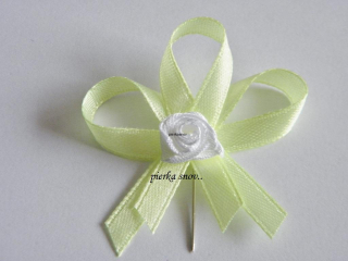 svadobné pierko svetlo zelené s bielou ružičkou VZOR 3