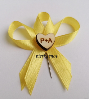 svadobné pierko žlté s dreveným srdiečkom - s iniciálmi - VZOR 3