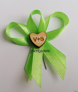 svadobné pierko zelené s dreveným srdiečkom - s iniciálmi - VZOR 3