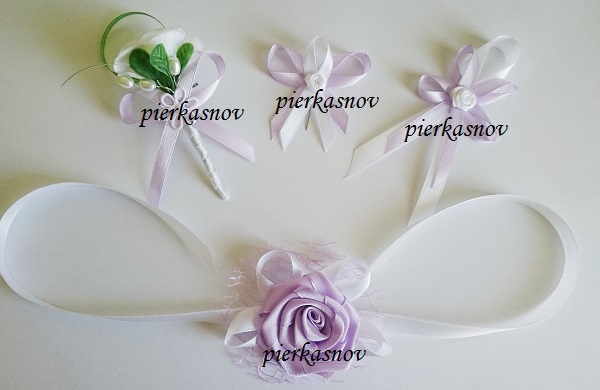 biela svetlo fialová, svadobné pierka, ruža, náramky pre družičky