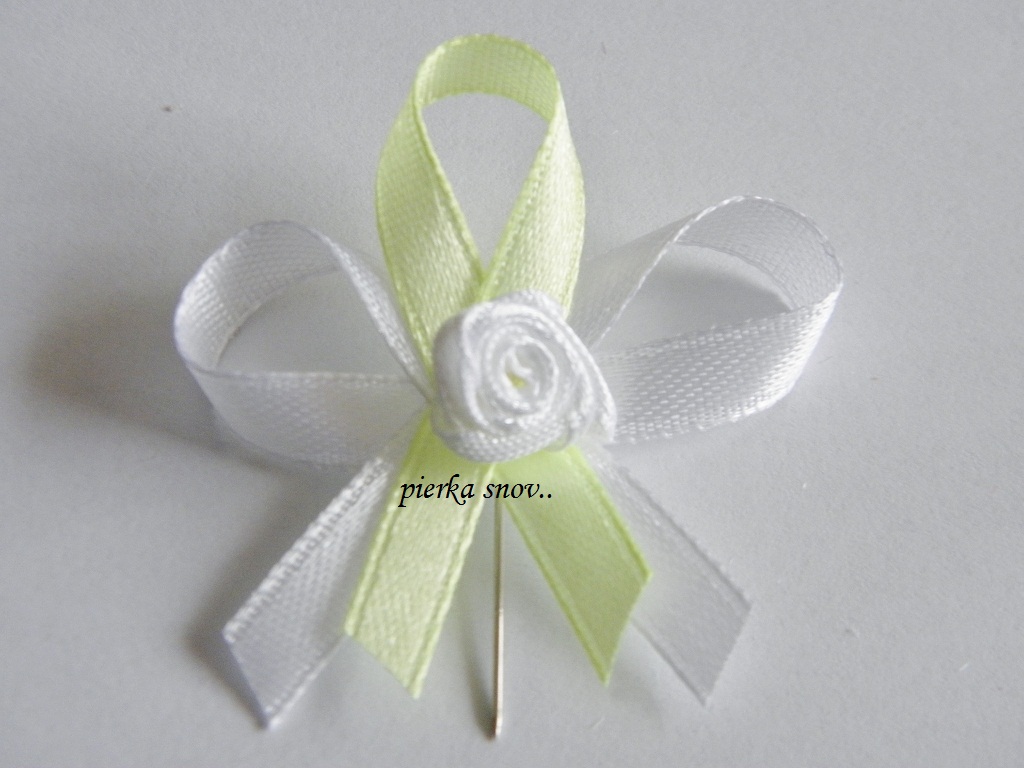 svadobné pierko svetlo zelené s bielou ružičkou VZOR 1