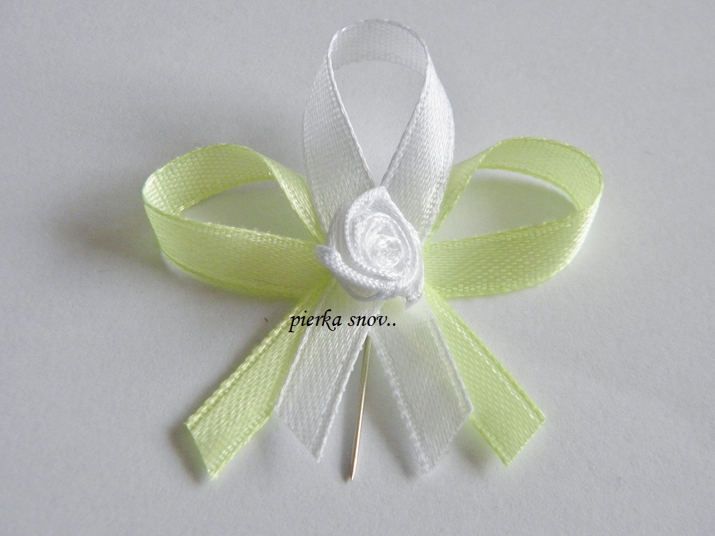 svadobné pierko svetlo zelené s bielou ružičkou VZOR 2
