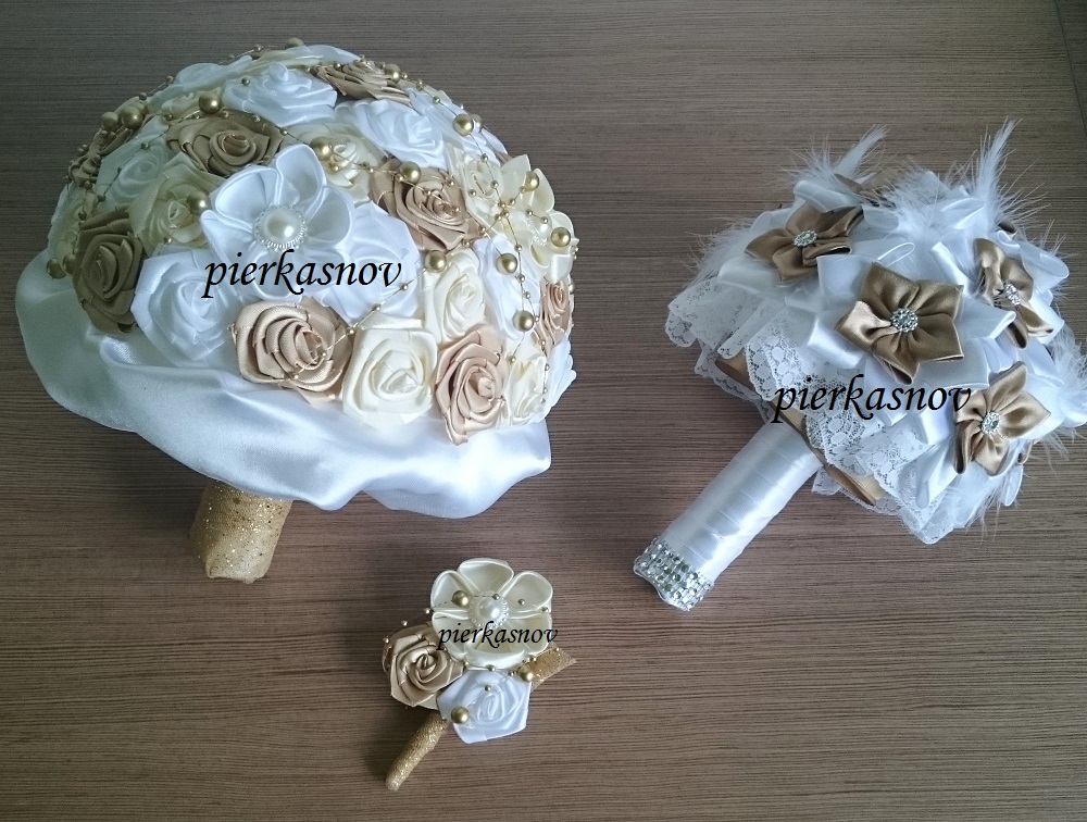 svadobné kytice bielo zlaté, biela + ivory + zlatá, s ružičkami, s perím