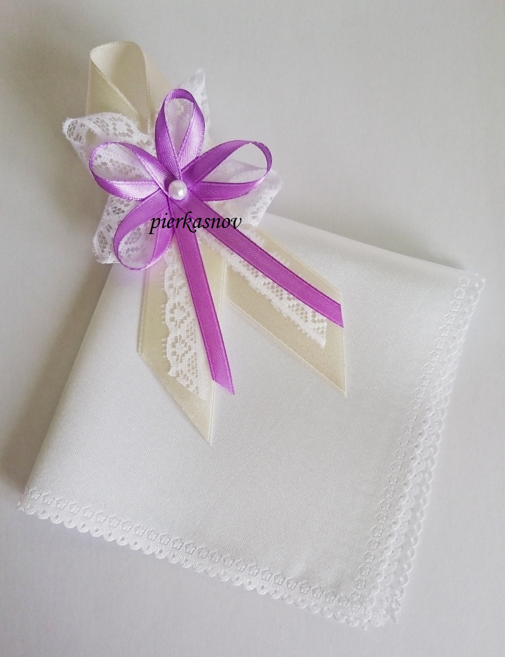 svadobné pierka krémové - fialové s čipkou