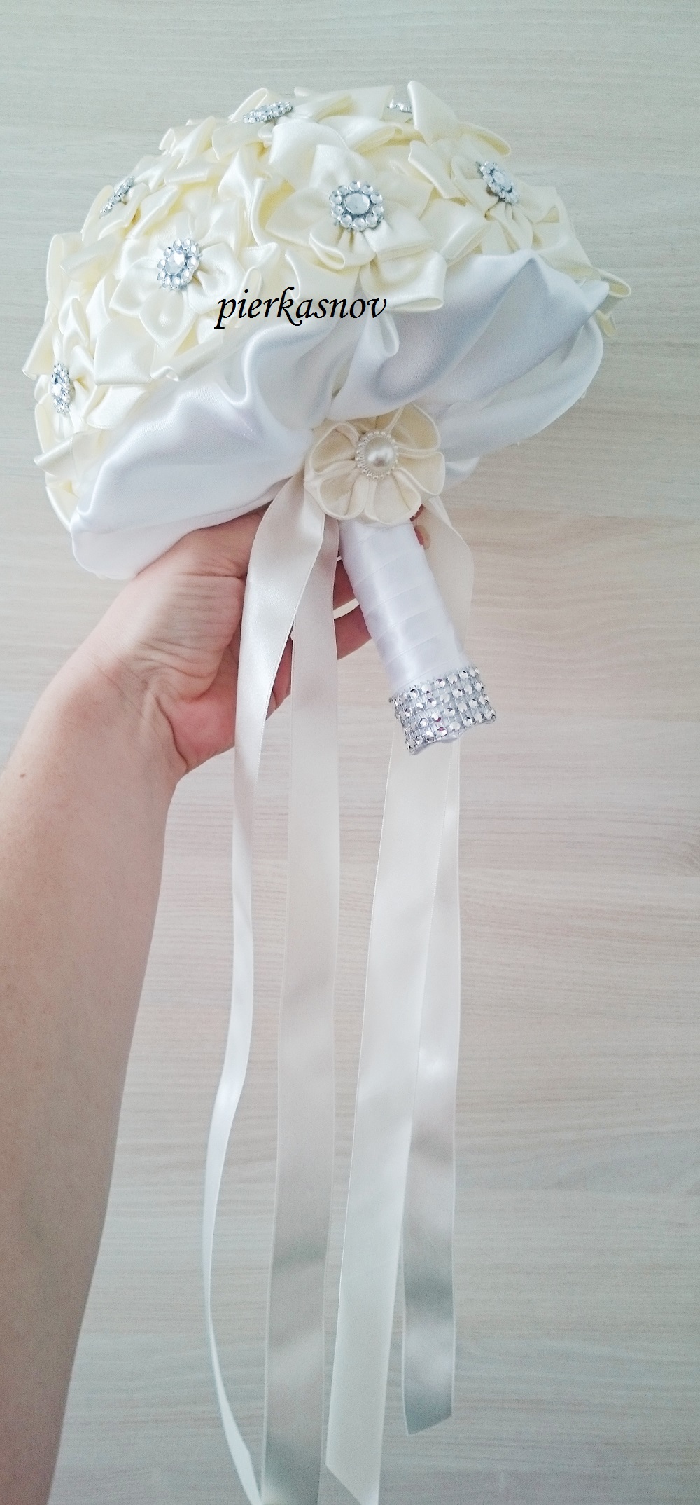 svadobná látková kytica bielo - krémová 20 cm