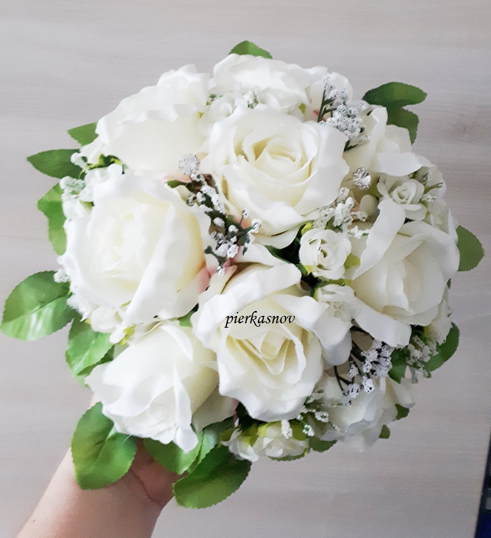 svadobná kytica krémové ruže so štrasom