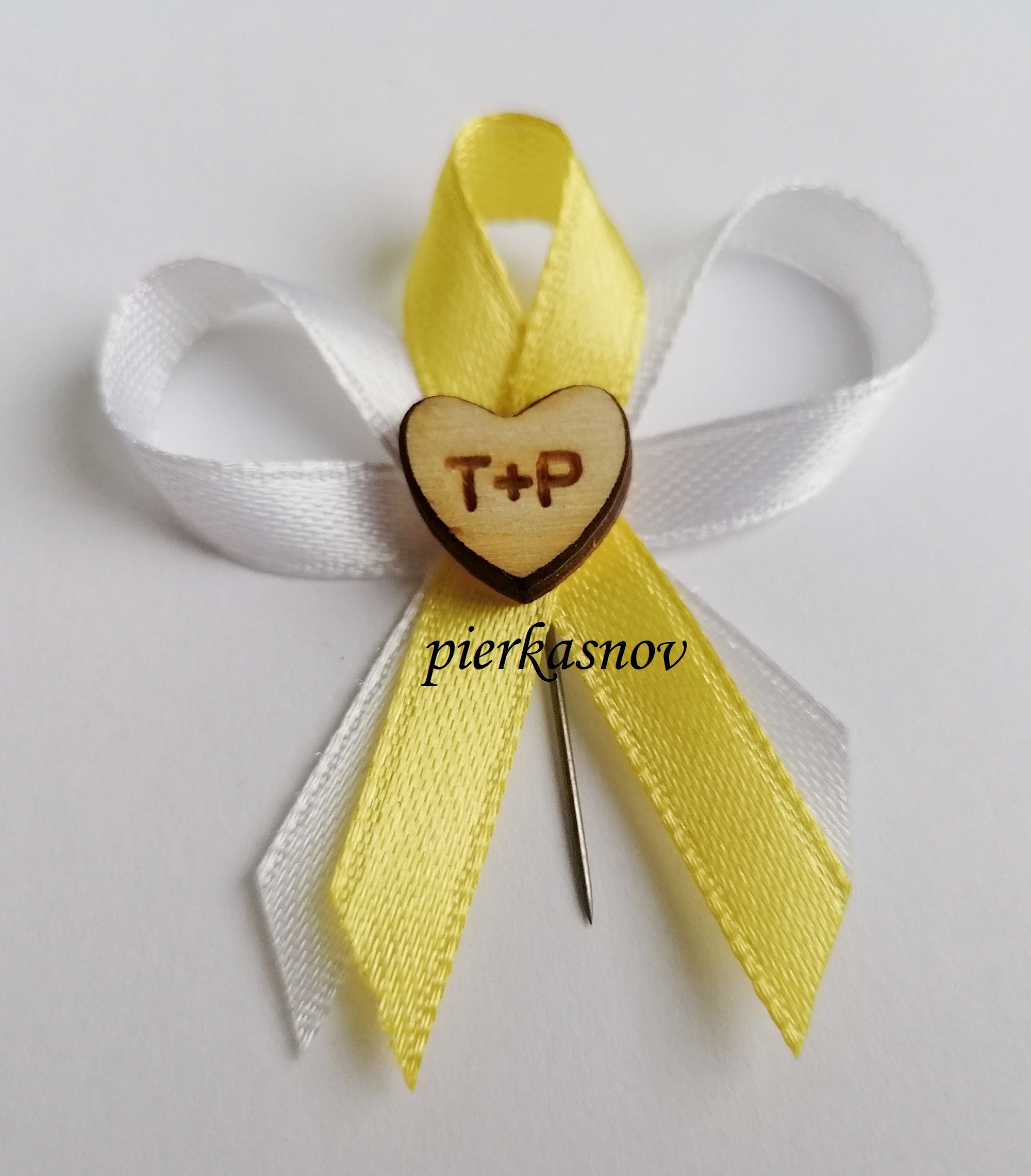 svadobné pierko - bielo žlté s dreveným srdiečkom - s iniciálmi - VZOR 1