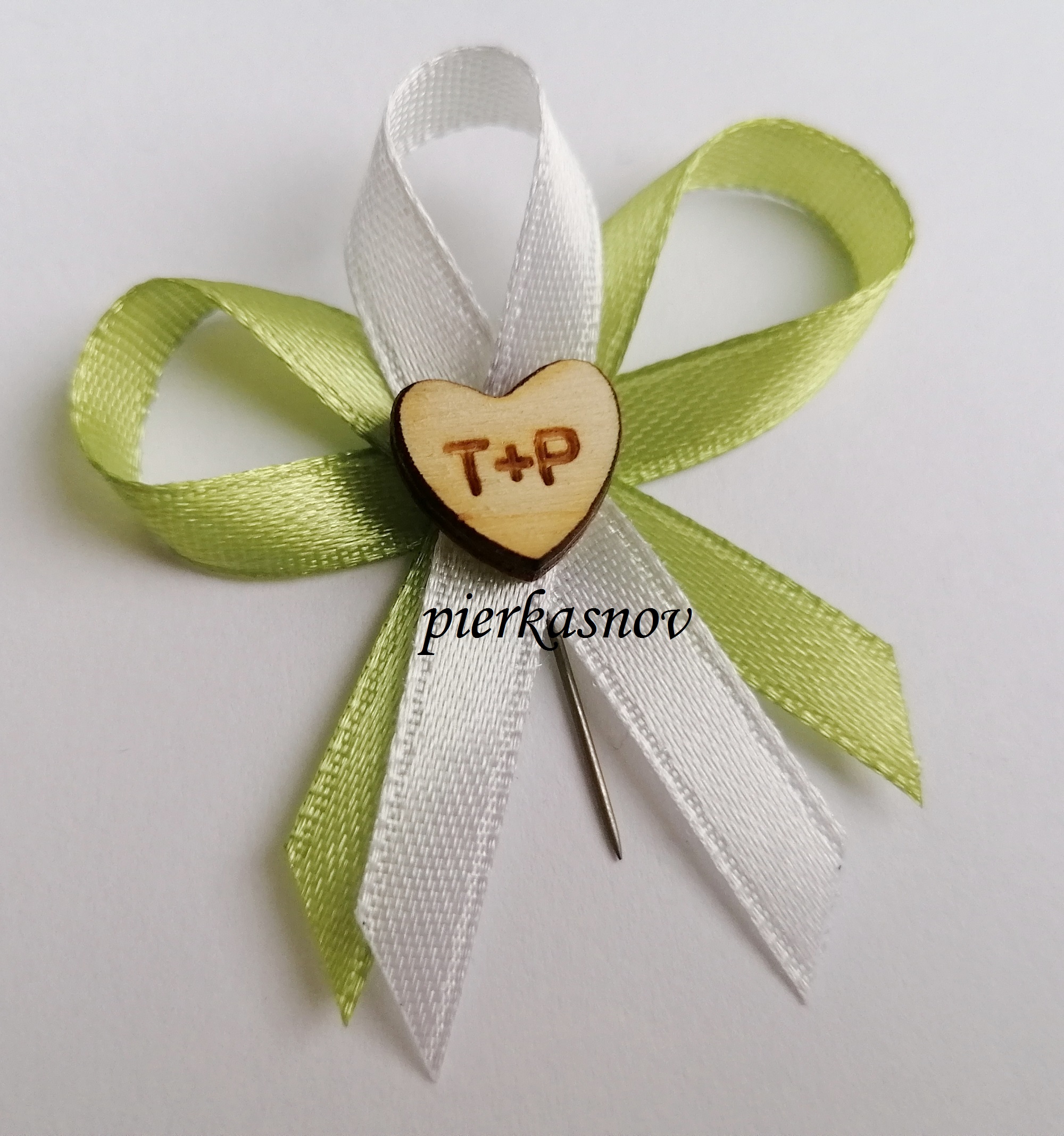 svadobné pierko zeleno biele s dreveným srdiečkom - s iniciálmi - VZOR 2