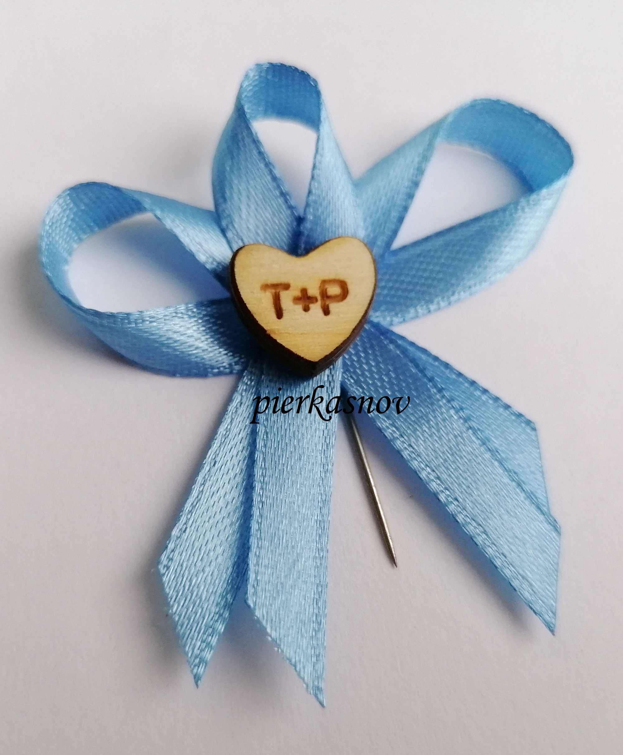svadobné pierko modré s dreveným srdiečkom - s iniciálmi - VZOR 3