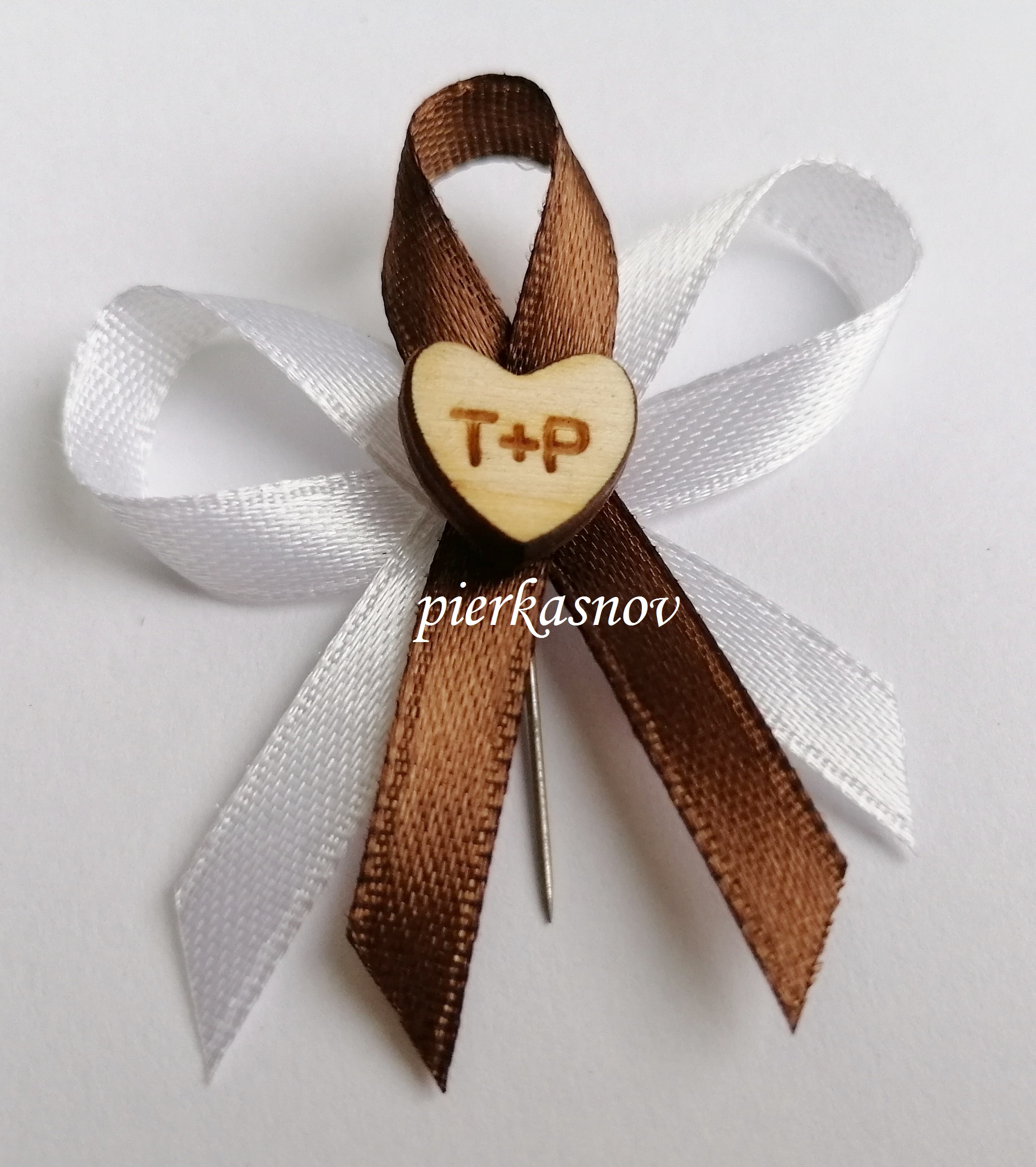 svadobné pierko - bielo hnedé s dreveným srdiečkom - s iniciálmi - VZOR 1