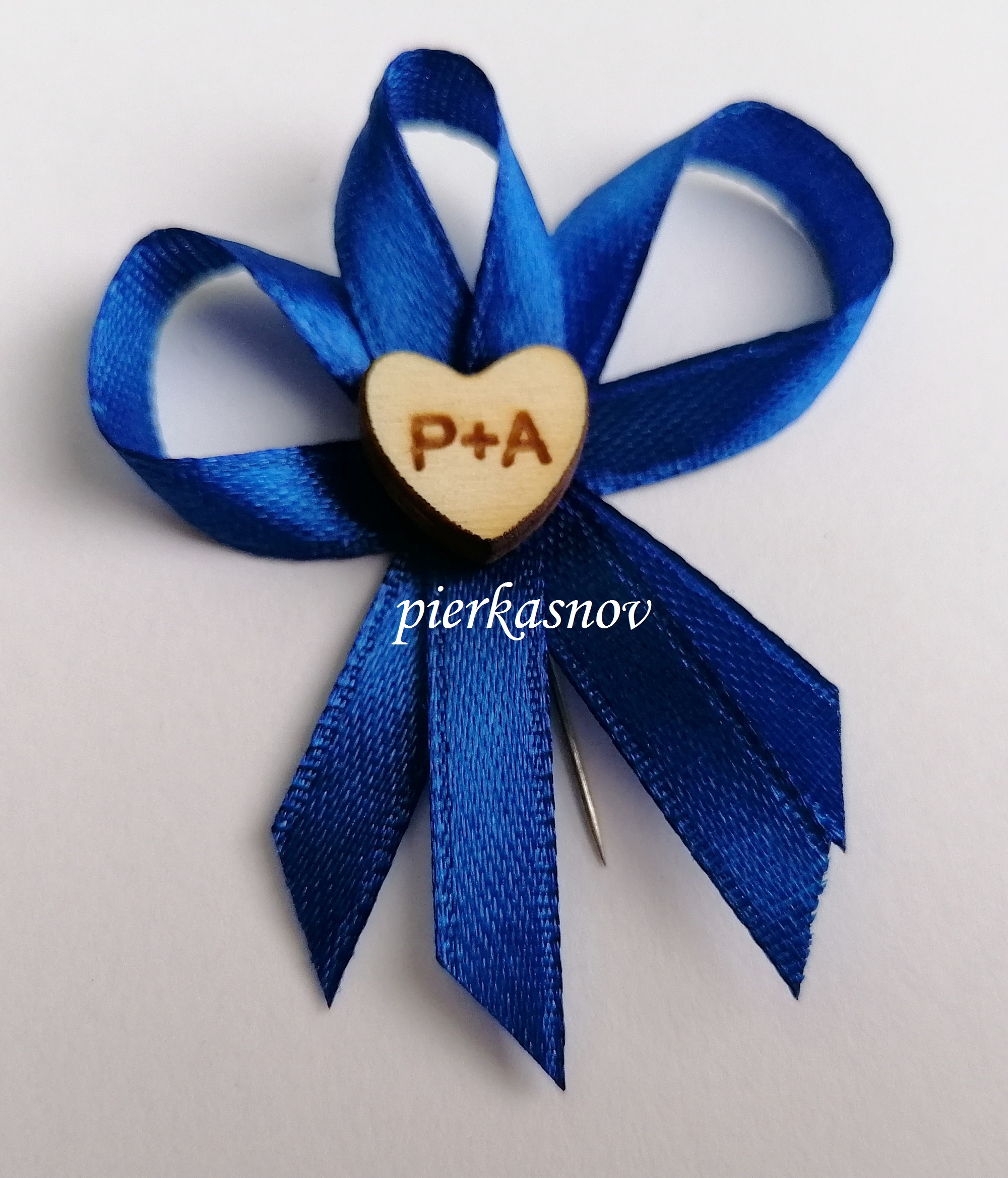 svadobné pierko modré s dreveným srdiečkom - s iniciálmi - VZOR 3