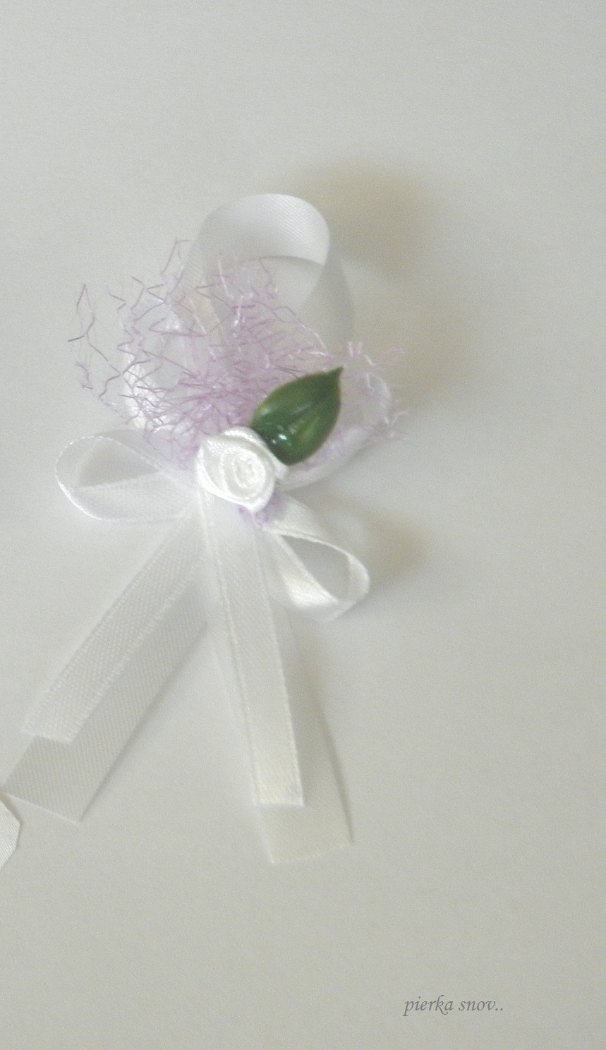 Svadobné pieko stredné - bielo - fialové s bielou ružičkou