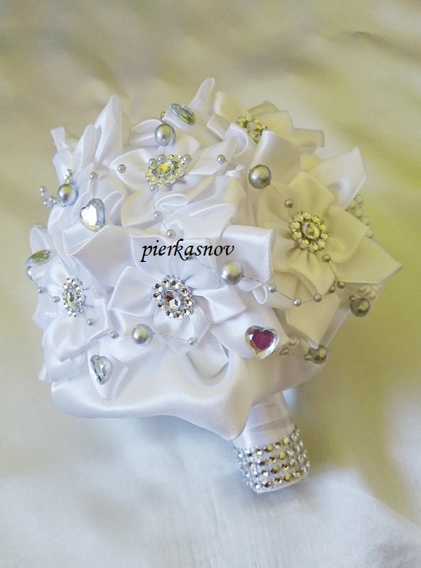 svadobná látková kytica biela s perličkami