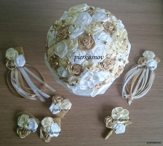 svadobné kytica biela + ivory + zlatá, svadobné pierka s ružičkami