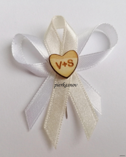svadobné pierko - bielo krémové s dreveným srdiečkom - s iniciálmi - VZOR 1