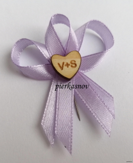 svadobné pierko fialové s dreveným srdiečkom - s iniciálmi - VZOR 3